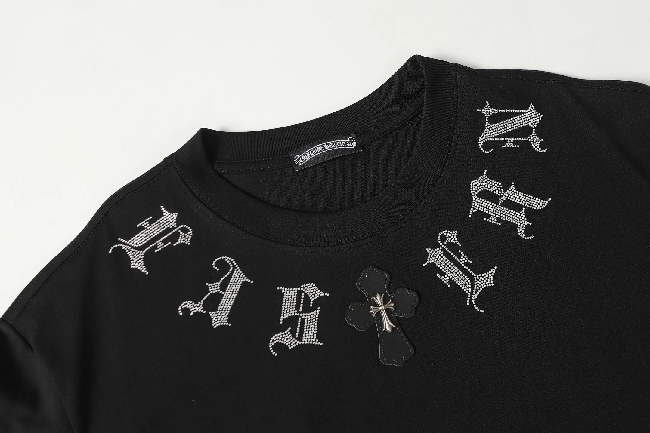 P160 Cross-border running quantity model, please do not place an order if you pursue quality -Chrome Hearts/Chrome Hearts Sanskrit hot diamond Sanskrit horseshoe explosive short-sleeved T-shirt -High weight, high density and high quality, soft, delicate and skin-friendly wool, soft and silky to the touch, excellent warmth and skin-friendly properties -Customized weaving and dyeing, no color difference, no matter the fabric or workmanship details, beat the ordinary version on the market -Colour: black white -Size: S M L XL